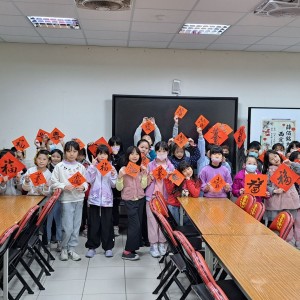 西定國小邀請薛佰銘大師到校揮毫迎新春