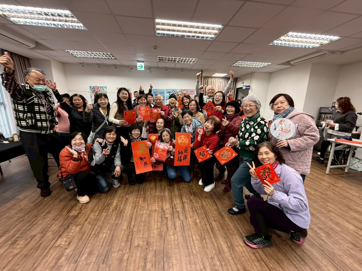 自強里書法班成果展暨發送春聯活動熱鬧溫馨喜氣洋洋