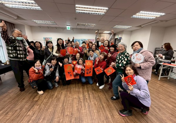 自強里書法班成果展暨發送春聯活動熱鬧溫馨喜氣洋洋