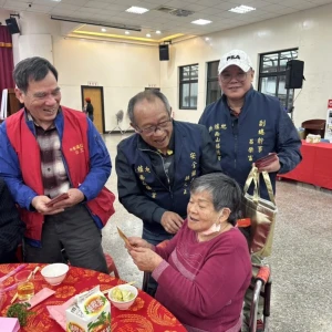 中和區獨老圍爐 各界傳愛幸福送暖