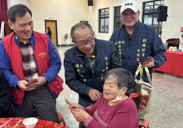 中和區獨老圍爐 各界傳愛幸福送暖