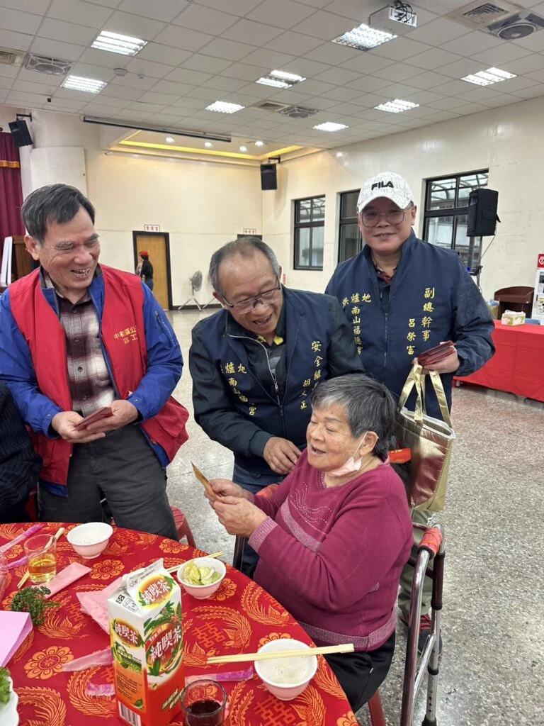 中和區獨老圍爐 各界傳愛幸福送暖