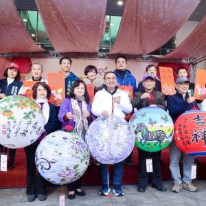 侯友宜以彩繪燈籠迎接新年　加上「馬」字寓意吉祥。
