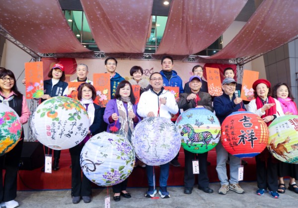 侯友宜以彩繪燈籠迎接新年　加上「馬」字寓意吉祥。