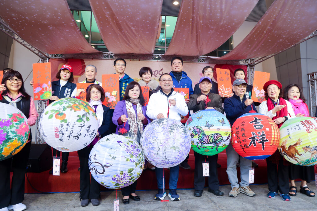 侯友宜以彩繪燈籠迎接新年　加上「馬」字寓意吉祥。