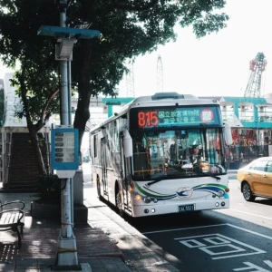 打造八里淨零碳示範區  電動公車加速布局邁向低碳運輸新里程碑