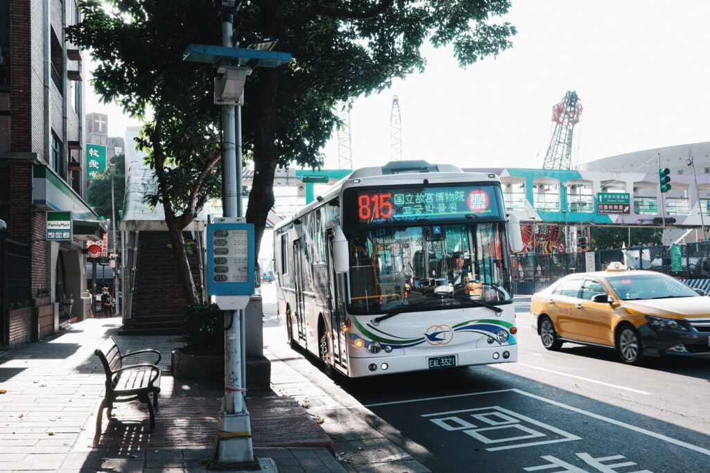 打造八里淨零碳示範區 電動公車加速布局邁向低碳運輸新里程碑 打造八里淨零碳示範區 電動公車加速布局邁向低碳運輸新里程碑