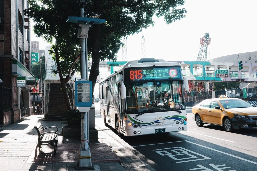 打造八里淨零碳示範區  電動公車加速布局邁向低碳運輸新里程碑