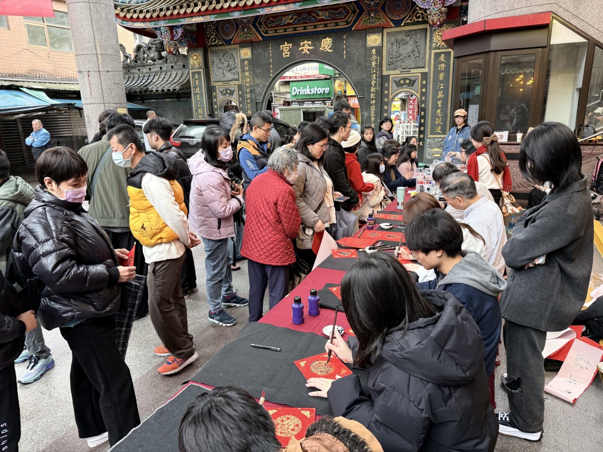 二信高中慶安宮新春藝文活動送春聯畫Q版　喜氣洋洋迎新年