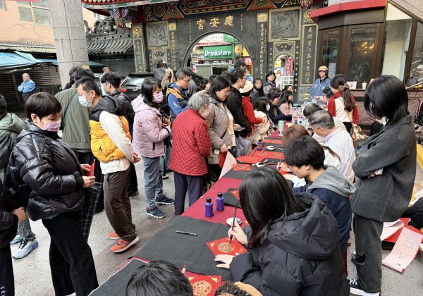 二信高中慶安宮新春藝文活動送春聯畫Q版　喜氣洋洋迎新年