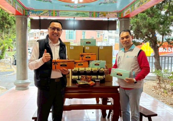 企業創業有成還願謝神恩   土地公加持「招財咖啡紅包」福氣回饋鄉親