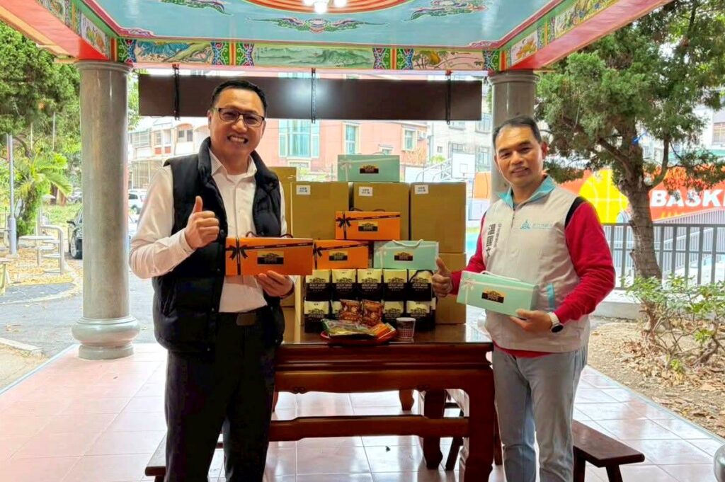 企業創業有成還願謝神恩   土地公加持「招財咖啡紅包」福氣回饋鄉親