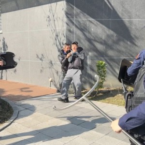 模擬商圈突發歹徒攻擊事件  竹縣警消「隨機攻擊演練」實兵操演情境逼真