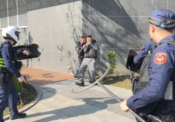 模擬商圈突發歹徒攻擊事件  竹縣警消「隨機攻擊演練」實兵操演情境逼真