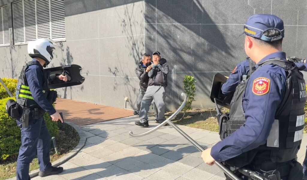 模擬商圈突發歹徒攻擊事件  竹縣警消「隨機攻擊演練」實兵操演情境逼真