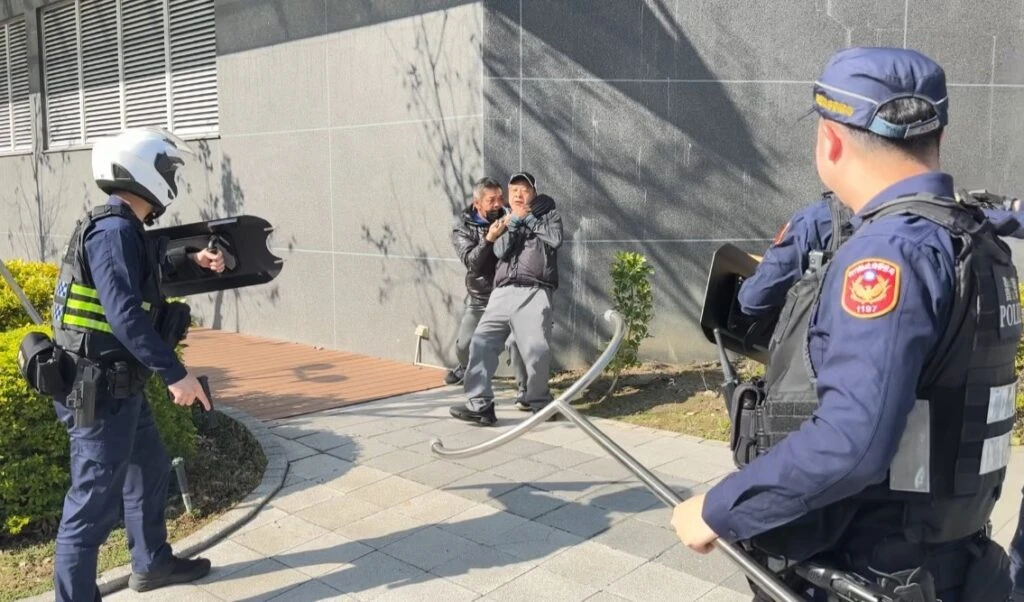 模擬商圈突發歹徒攻擊事件  竹縣警消「隨機攻擊演練」實兵操演情境逼真