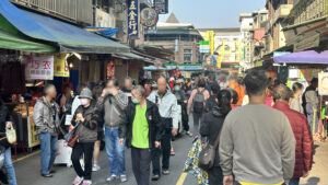 除夕採買潮湧現  瑞芳警便衣埋伏防扒竊  守護民眾安心辦年貨