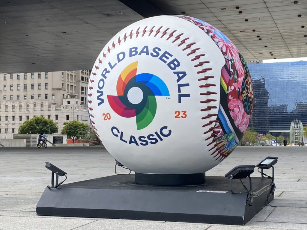 2023 WBC官方授權紀念球 中市府前應援基地獨家展出