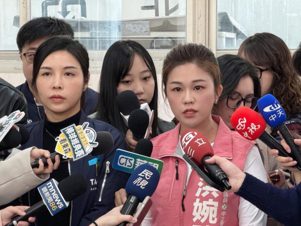 萬華里長洪佳君控遭性騷 議員洪婉臻陪同舉發促嚴查 台北市議員洪婉臻14日陪同萬華華江里里長洪佳君召開記者會。(翻攝自洪婉臻粉專)