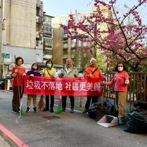 六合志工櫻花下宣導「垃圾不落地、社區更美麗」