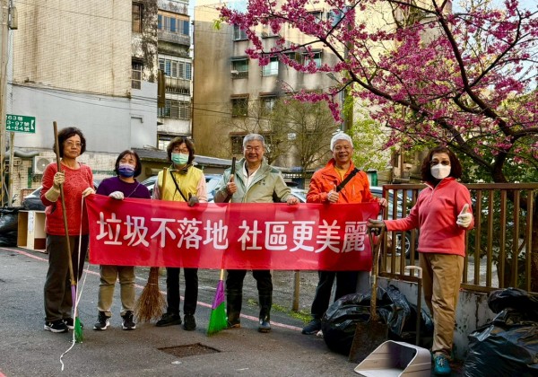 六合志工櫻花下宣導「垃圾不落地、社區更美麗」
