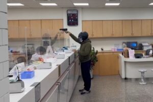 花警攜手臺灣中小企業銀行  實施防搶演練強化應變能力