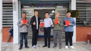 履新分局長春節發放紅包慰勤  駿馬奔騰迎新歲 吉星高照報平安