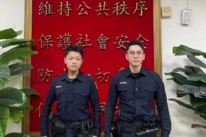 寒流中伸援手  內湖警護送長者平安返家