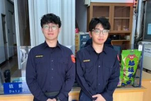 車輛拋錨路中動彈不得  萬華警熱血齊力解圍