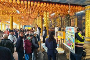 新店警前進五路財神廟 疏導車流兼顧交安宣導 新店警前進五路財神廟 疏導車流兼顧交安宣導