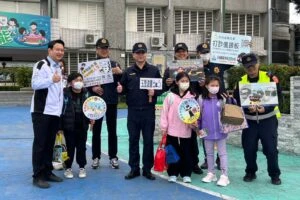 玉里警長開學日率隊護童  強化校安與識詐反毒宣導