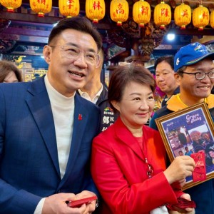 國旗別針「神祕失蹤」  江啟臣割愛熱情鄉親傳承愛國心