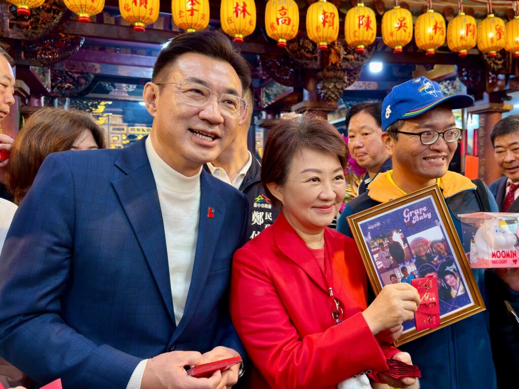 國旗別針「神祕失蹤」 江啟臣割愛熱情鄉親傳承愛國心 國旗別針「神祕失蹤」 江啟臣割愛熱情鄉親傳承愛國心