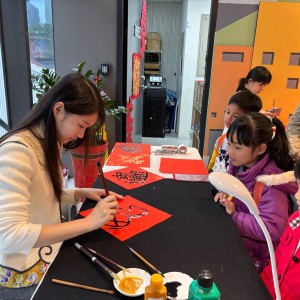 葉庭羽廟口寫春聯愛上藝術直攻台師大美術系碩士班回鄉揮毫送春聯