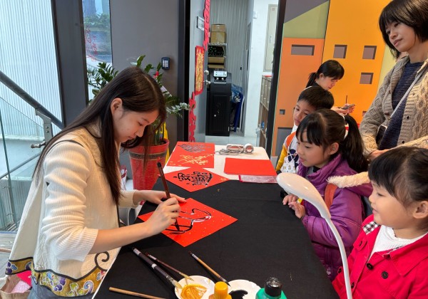 葉庭羽廟口寫春聯愛上藝術直攻台師大美術系碩士班回鄉揮毫送春聯