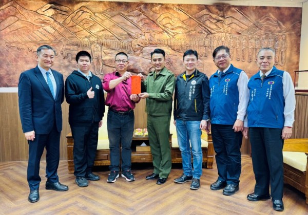 台南軍服站王健源顧問 慰勞陸軍砲訓部及憲兵隊辛勞