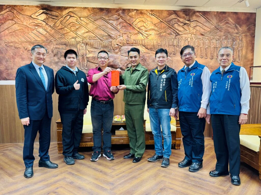 台南軍服站王健源顧問 慰勞陸軍砲訓部及憲兵隊辛勞
