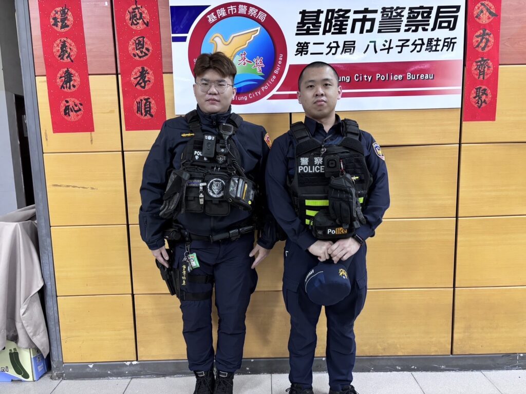 坐錯「公車」迷路 警方暖心守護老婦平安 第二分局八斗子分駐所警員胡品宏(左)、實習生黃閎楷(右)。(圖/記者薛秀蓮 翻攝)