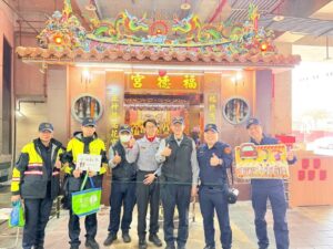 春節花市採買人氣旺  內湖警防詐  交安宣導賀新年