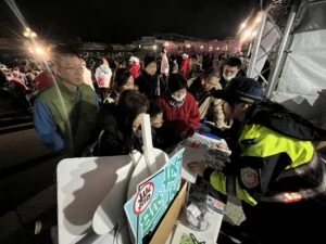 花警全力守護太平洋燈會  強化會場安全與交通秩序維護  同步實施反詐及交安宣導