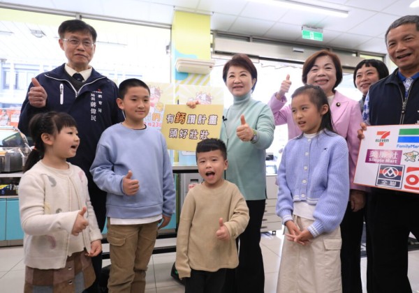 「台中有鈣讚計畫」 盧秀燕視察超商兌領機制