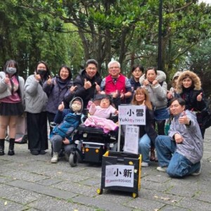 熱愛唱歌「玻璃娃娃」小雪松菸街頭開唱