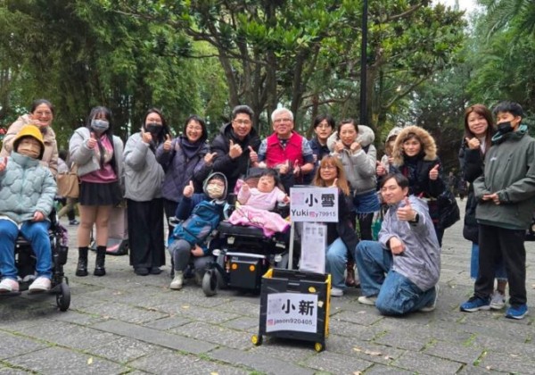 熱愛唱歌「玻璃娃娃」小雪松菸街頭開唱