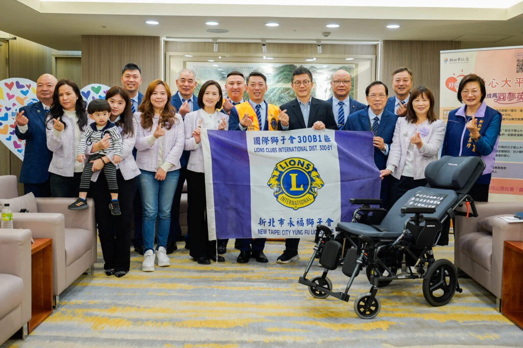 永福獅子會響應好日子愛心大平台 捐贈35台伸展防滑仰躺高背輪椅