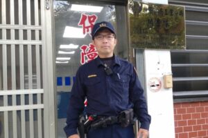 腳痛婦人夜困路口 玉警暖心親送返家 腳痛婦人夜困路口 玉警暖心親送返家