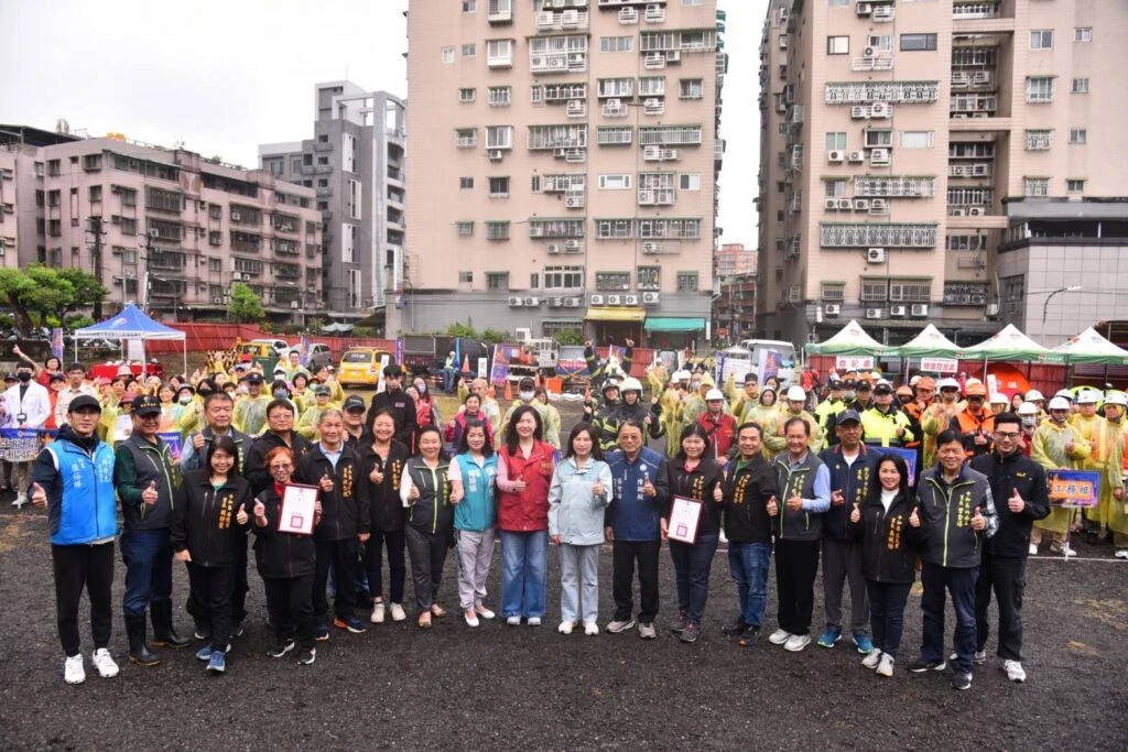 公私協力築起安全防護網！ 區長楊薏霖親自領軍　模擬颱洪地震實戰提升全民防災韌性