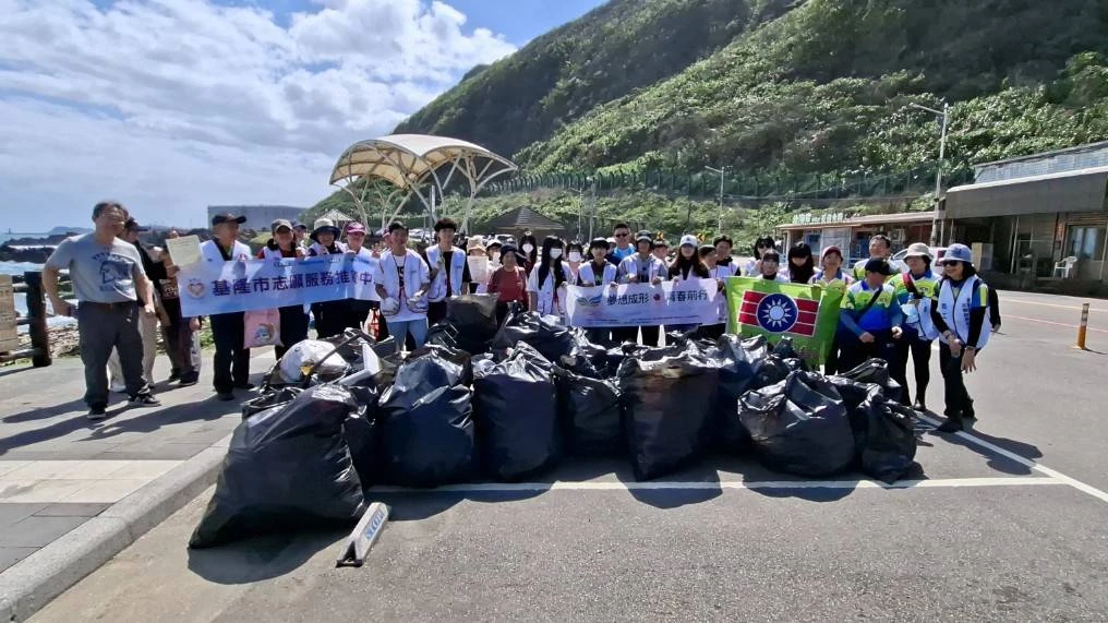 基隆青籌會代表齊聚外木山淨灘守護海洋永續