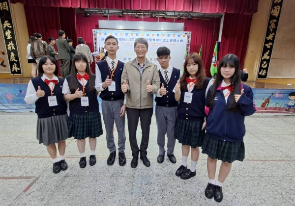 二信高中青年發光 校長親臨頒獎分享榮耀