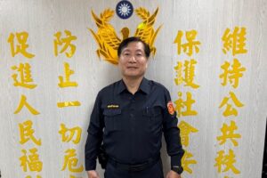 山區會車不慎車輪滑落溝渠  士林警合力助脫困