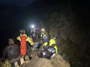 外籍登山客受傷困劍龍稜  瑞芳警消聯手救援護送下山送醫